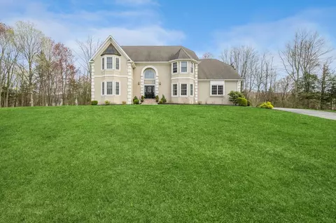 45 Camelot Dr, Warwick, NY 10990