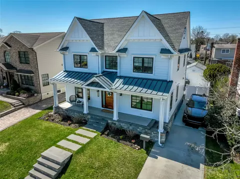 43 Pembrook Dr, North Hempstead, NY 11501