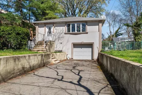 131 Powerhouse Rd, North Hempstead, NY 11577