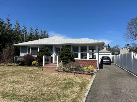 33 New York Ave, Massapequa, NY 11758