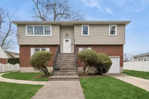 1702 Lakeview Ave, Seaford, NY 11783