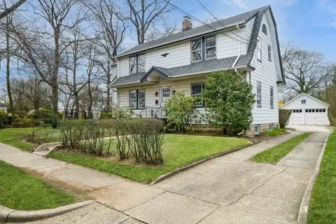 59 Remsen St, Lynbrook, NY 11563