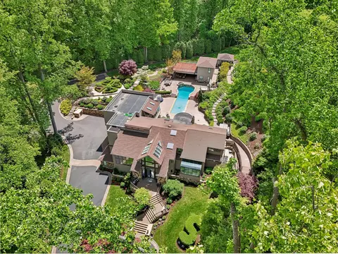 15 Armand Ct, Saint James, NY 11780