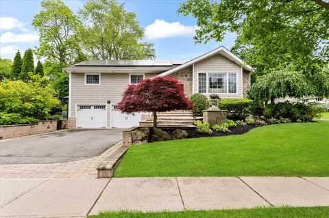 61 Beatrice Ln, Old Bethpage, NY 11804