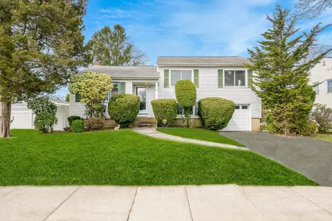 17 Pinetree Dr, Farmingdale, NY 11735