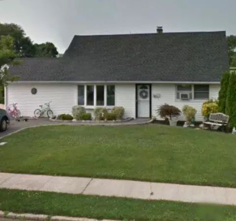 1 Edgewood Dr, Syosset, NY 11791