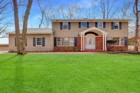 39 Glenrich Dr, Saint James, NY 11780