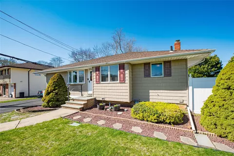 3 Baylor Dr, Smithtown, NY 11787