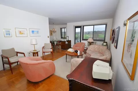 100 E Hartsdale Ave #6KE, Greenburgh, NY 10530