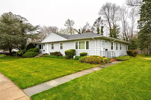 1 Hawthorne Rd, East Norwich, NY 11732