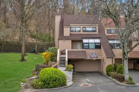 1 John Bean Ct, North Hempstead, NY 11050