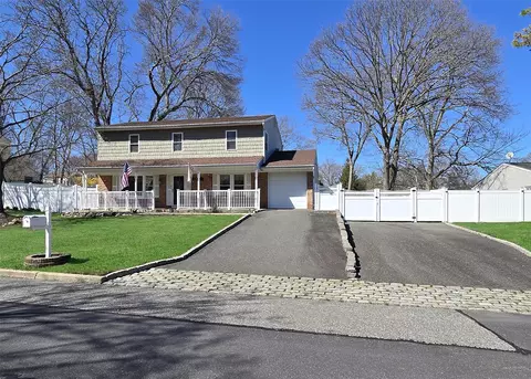 11 Calicotree Ln, Coram, NY 11727