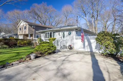 93 Wauwepex Trl, Ridge, NY 11961