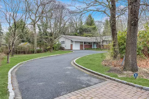 31 Baywood Ln, Bayport, NY 11705