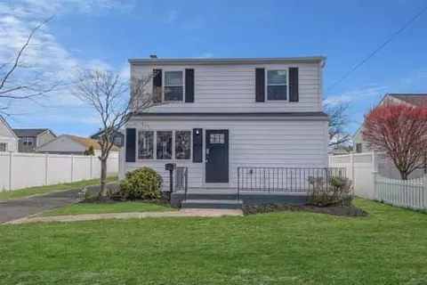 831 Keith Ln, West Islip, NY 11795