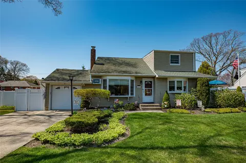 529 Myrtle Ave, West Islip, NY 11795