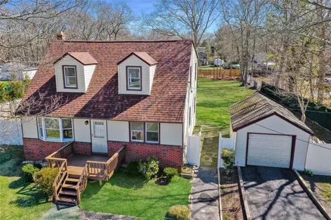 19 Stackyard Dr, Mastic Beach, NY 11951