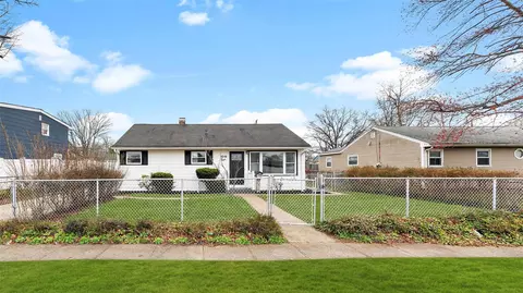 44 Somerset Rd E, Amityville, NY 11701