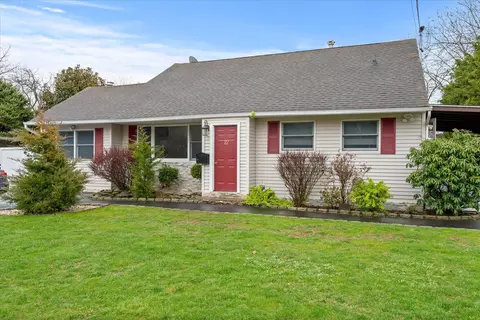22 Farragut Ave, Bay Shore, NY 11706