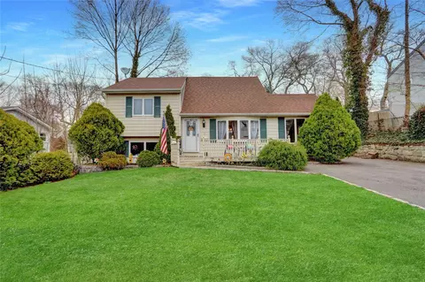 21 Lake Park St, Lake Ronkonkoma, NY 11779