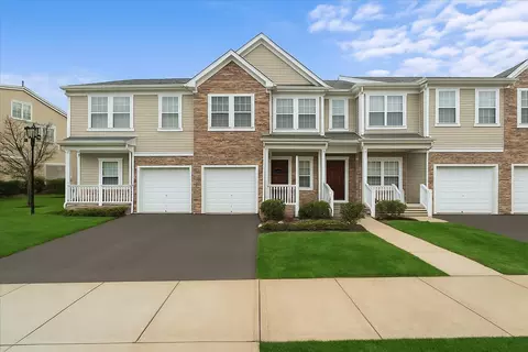94 Paget Ln #94, Massapequa, NY 11758