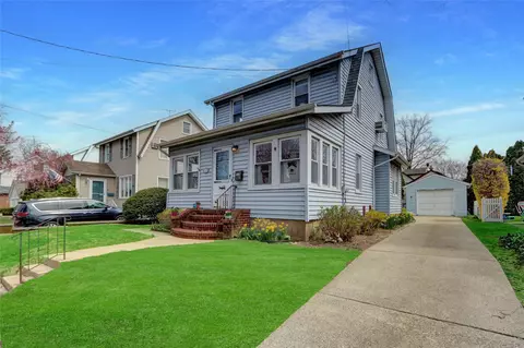 25 Gladiolus Ave, Floral Park, NY 11001