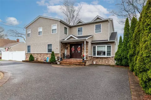 94 New Hampshire Ave, Massapequa, NY 11758