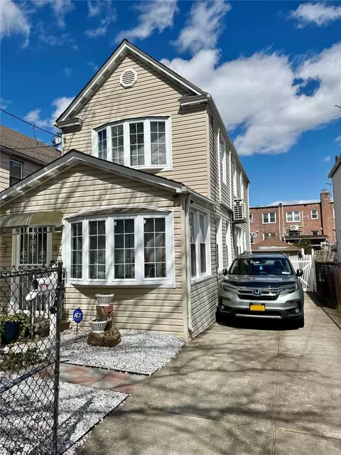8931 214th St, New York, NY 11427