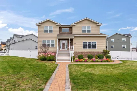 2465 Adler Ct, Seaford, NY 11783