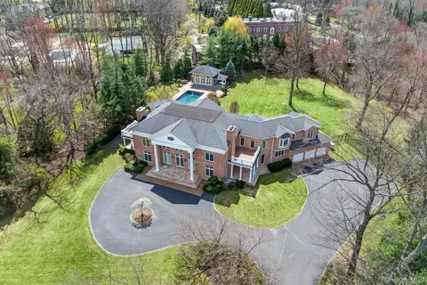 21 Harriman Dr, North Hempstead, NY 11050