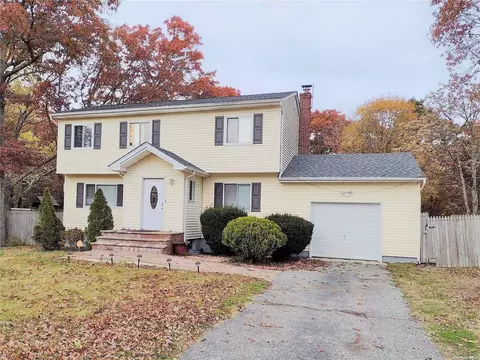 7 Murray Ln, Coram, NY 11727