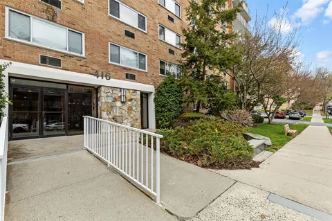 416 Benedict Ave #6C, Greenburgh, NY 10591