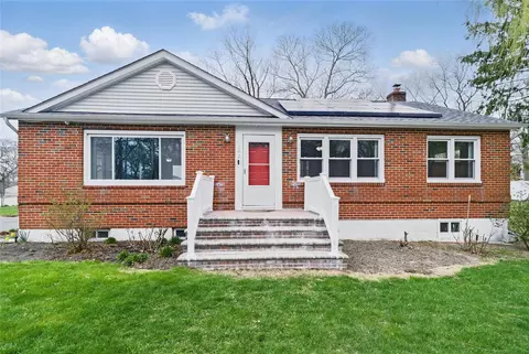 162 Berkshire Dr, Farmingville, NY 11738