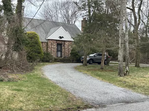 37 School St, Westhampton Beach, NY 11978