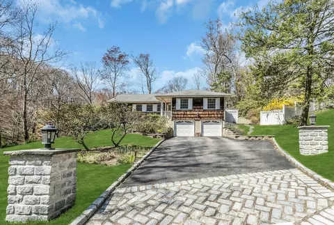 1 Harvest Hill Ln, Huntington, NY 11743