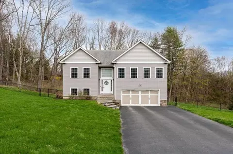 24 Sunrise Ln, Poughkeepsie, NY 12603