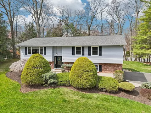 24 Trotters Trl, Clarkstown, NY 10956