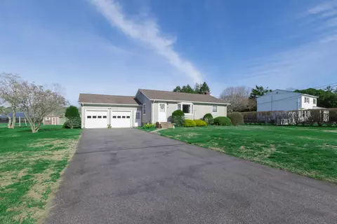 13 Tuttle Ave, Eastport, NY 11941