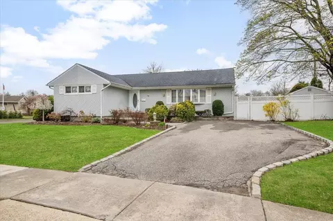 72 Berkshire Rd, Bethpage, NY 11714