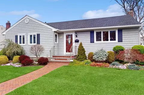 3989 Worthmor Dr, Seaford, NY 11783