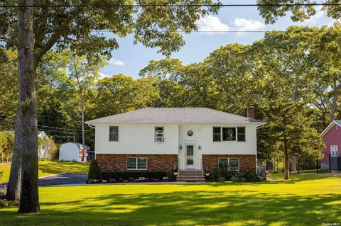 118 Saint Marys Dr, Mattituck, NY 11952