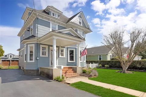 215 Staples St, Farmingdale, NY 11735
