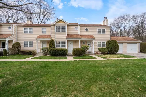 2 Smith Cmns, Yaphank, NY 11980