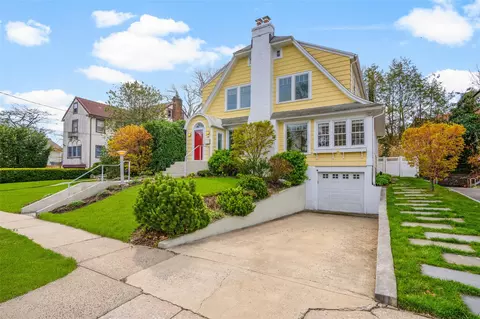 28 Stellar Pl, Pelham, NY 10803