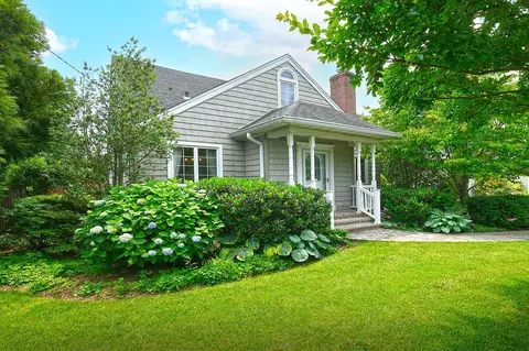 17 Walker Ave, Syosset, NY 11791