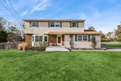 1 Gerald Ln, Hampton Bays, NY 11946