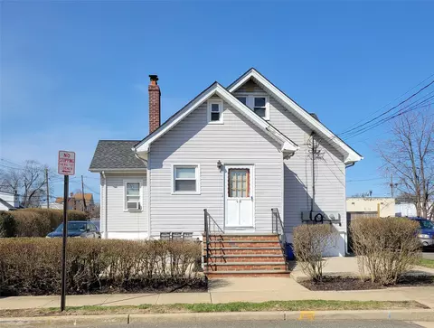 96 Sportsmans Ave, Freeport, NY 11520