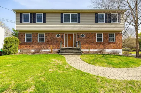 9 Miron Dr, Poughkeepsie, NY 12603