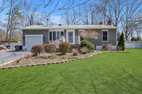 27 Williams St, Center Moriches, NY 11934