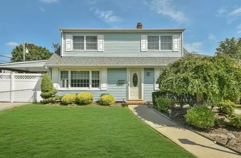 7 Sandy Ln, Levittown, NY 11756
